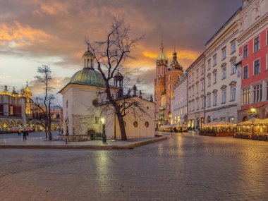 Polonya 'nın Krakow kentindeki eski pazar meydanında akşam.