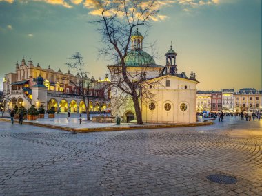 Polonya 'nın Krakow kentindeki eski pazar meydanında akşam.