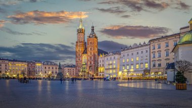 Polonya 'nın Krakow kentindeki eski pazar meydanında akşam.