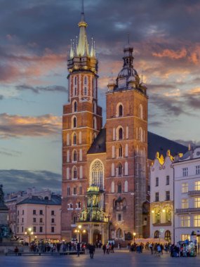 Polonya 'nın Krakow kentindeki eski pazar meydanında akşam.