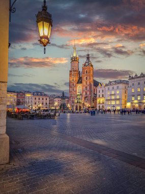 Polonya 'nın Krakow kentindeki eski pazar meydanında akşam.