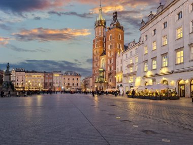 Polonya 'nın Krakow kentindeki eski pazar meydanında akşam.