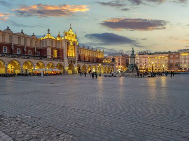 Polonya 'nın Krakow kentindeki eski pazar meydanında akşam.