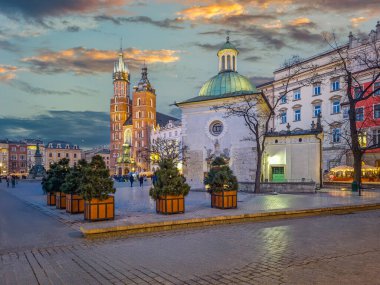 Polonya 'nın Krakow kentindeki eski pazar meydanında akşam.