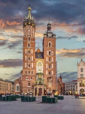Polonya 'nın Krakow kentindeki eski pazar meydanında akşam.