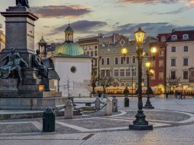 Polonya 'nın Krakow kentindeki eski pazar meydanında akşam.