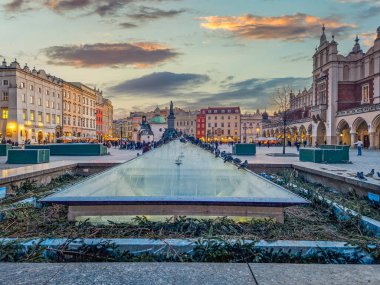 Polonya 'nın Krakow kentindeki eski pazar meydanında akşam.