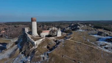 Polonya 'nın Çekoslova yakınlarındaki Olsztyn köyündeki bir ortaçağ şatosunun kalıntıları..