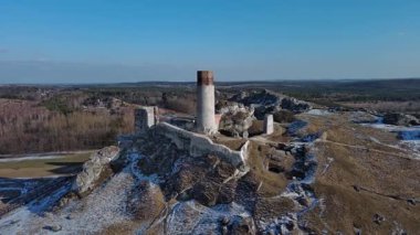 Polonya 'nın Çekoslova yakınlarındaki Olsztyn köyündeki bir ortaçağ şatosunun kalıntıları..