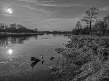 Warta Nehri ve kolları, ilkbahar başlarında, Polonya.