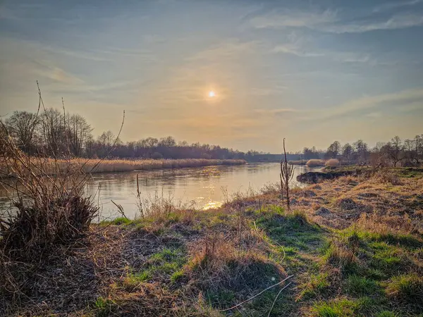 Warta Nehri ve kolları, ilkbahar başlarında, Polonya.