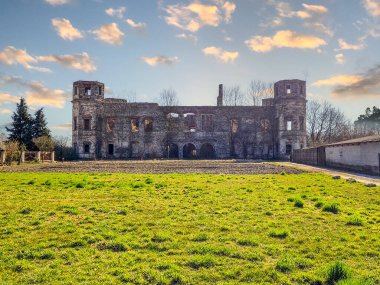 Polonya, Podzamcze Piekoszowskie 'deki Tarlow Sarayı kalıntıları.
