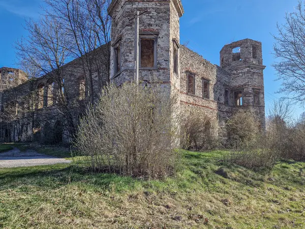 Polonya, Podzamcze Piekoszowskie 'deki Tarlow Sarayı kalıntıları.