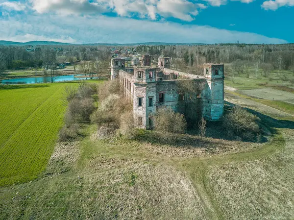Polonya, Podzamcze Piekoszowskie 'deki Tarlow Sarayı kalıntıları.