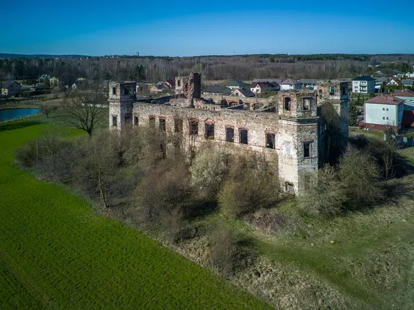 Polonya, Podzamcze Piekoszowskie 'deki Tarlow Sarayı kalıntıları.