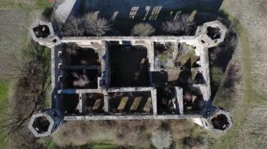 Polonya, Podzamcze Piekoszowskie 'deki Tarlow Sarayı kalıntıları.