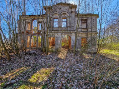 Wlostw, Polonya 'daki sarayın kalıntıları..