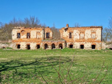 Wlostw, Polonya 'daki sarayın kalıntıları..