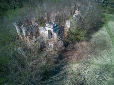 Wlostw, Polonya 'daki sarayın kalıntıları..