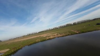 Çayırların ve nehirlerin üzerinden alçak uçuş.