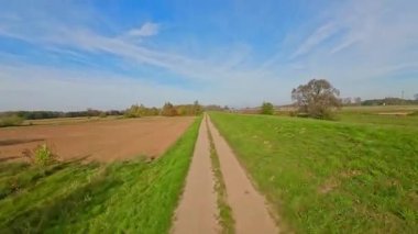 Çayırların ve nehirlerin üzerinden alçak uçuş.