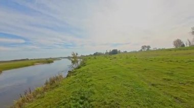 Çayırların ve nehirlerin üzerinden alçak uçuş.