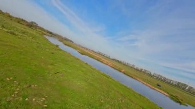 Çayırların ve nehirlerin üzerinden alçak uçuş.