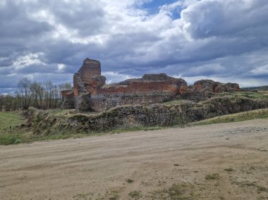 Polonya, Vistula Nehri 'ndeki Bobrowniki Kalesi' nin kalıntıları..