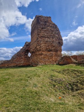 Polonya, Vistula Nehri 'ndeki Bobrowniki Kalesi' nin kalıntıları..