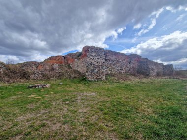 Polonya, Vistula Nehri 'ndeki Bobrowniki Kalesi' nin kalıntıları..