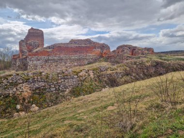 Polonya, Vistula Nehri 'ndeki Bobrowniki Kalesi' nin kalıntıları..
