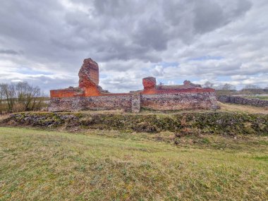 Polonya, Vistula Nehri 'ndeki Bobrowniki Kalesi' nin kalıntıları..