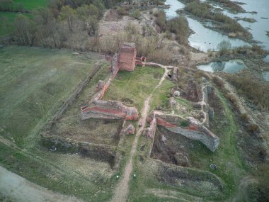 Polonya, Vistula Nehri 'ndeki Bobrowniki Kalesi' nin kalıntıları..