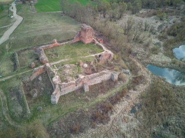 Polonya, Vistula Nehri 'ndeki Bobrowniki Kalesi' nin kalıntıları..