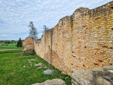 Polonya, Inowodz 'daki Kale Harabeleri.