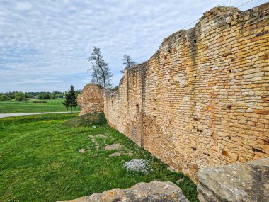 Polonya, Inowodz 'daki Kale Harabeleri.