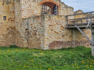 Polonya, Inowodz 'daki Kale Harabeleri.