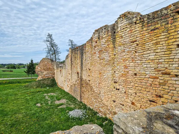Polonya, Inowodz 'daki Kale Harabeleri.
