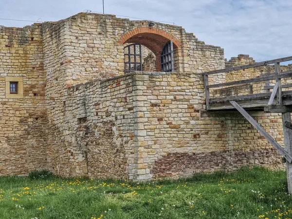 Polonya, Inowodz 'daki Kale Harabeleri.