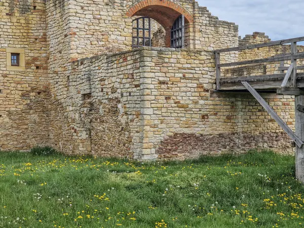 Polonya, Inowodz 'daki Kale Harabeleri.