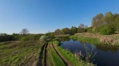 Çayırların ve nehirlerin üzerinden alçak uçuş