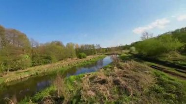 Çayırların ve nehirlerin üzerinden alçak uçuş