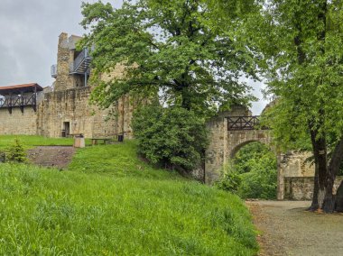 Polonya 'nın Dobczyce köyündeki bir ortaçağ kalesinin kalıntıları..