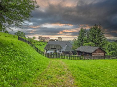 Polonya 'nın Dobczyce köyündeki bir ortaçağ kalesinin kalıntıları..