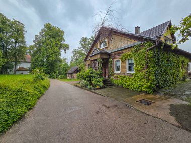 Polonya 'nın Dobczyce köyündeki bir ortaçağ kalesinin kalıntıları..