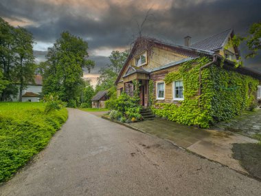 Polonya 'nın Dobczyce köyündeki bir ortaçağ kalesinin kalıntıları..
