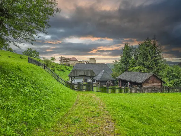 Polonya 'nın Dobczyce köyündeki bir ortaçağ kalesinin kalıntıları..