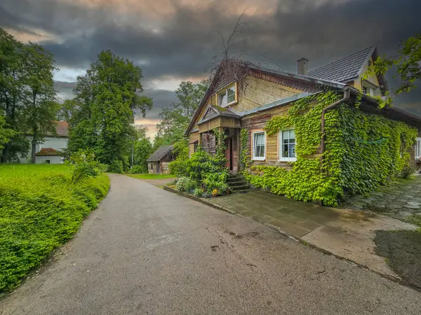 Polonya 'nın Dobczyce köyündeki bir ortaçağ kalesinin kalıntıları..