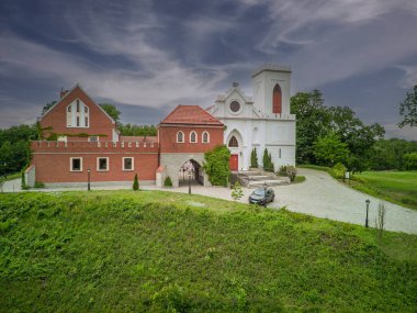 Polonya, Gostynin 'deki kale ve kilise.