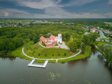 Polonya, Gostynin 'deki kale ve kilise.